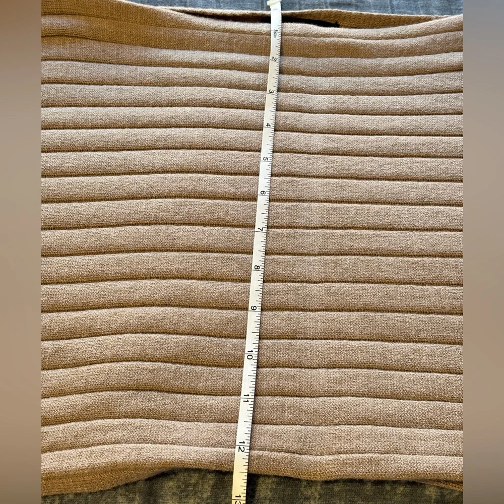🌸Forever 21 Tan / Brown Size Medium Cropped Knit Sweater